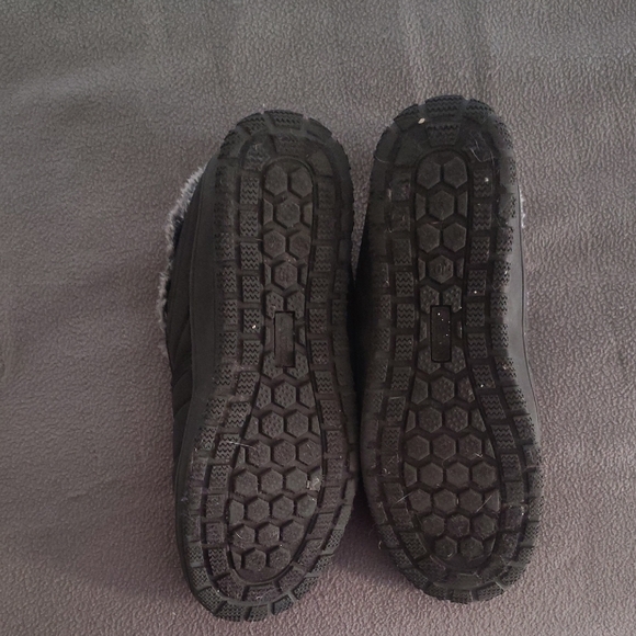 Minnetonka Black and Gray Fur-Lined Slippers - Picture 4 of 7
